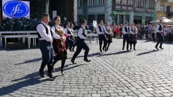 ティミショアラ ルーマニア 2018 若いセルビア民俗ダンサーはユニオン スクエアの市庁舎主催のローカル番組の つで実行 — ストック動画