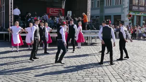 ティミショアラ ルーマニア 2018 若いスロバキア民族舞踊をユニオン スクエアに市役所主催のローカル番組の つで実行します — ストック動画