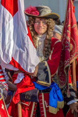 Timisoara, Romanya - 12 Mayıs 2018: Sokakta Ortaçağ asker. City Hall kale Eugene Savoy girmesinden beri 300 yıl kutlamak için Timisoara tarafından organize göster.