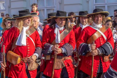 Timisoara, Romanya - 12 Mayıs 2018: Ortaçağ askerler sokakta. City Hall kale Eugene Savoy girmesinden beri 300 yıl kutlamak için Timisoara tarafından organize göster.