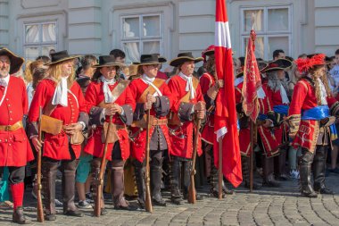 Timisoara, Romanya - 12 Mayıs 2018: Ortaçağ askerler sokakta. City Hall kale Eugene Savoy girmesinden beri 300 yıl kutlamak için Timisoara tarafından organize göster.