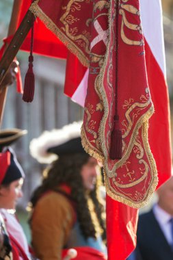 Timisoara, Romanya - 12 Mayıs 2018: Bayrak sokakta Ortaçağ askerlerle. City Hall kale Eugene Savoy girmesinden beri 300 yıl kutlamak için Timisoara tarafından organize göster.