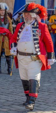 Timisoara, Romanya-Mayıs 12, 2018: sokakta yürüyen Ortaçağ askeri komutan. City Hall kale Eugene Savoy girmesinden beri 300 yıl kutlamak için Timisoara tarafından organize göster