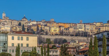 Üst şehir Citta Alta bir parçası ile Panorama Bergamo, Italya.