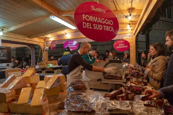 Milão Itália Dezembro 2016 Salsichas Tradicionais Italianas Queijo Diferentes Comidas — Fotografia de Stock