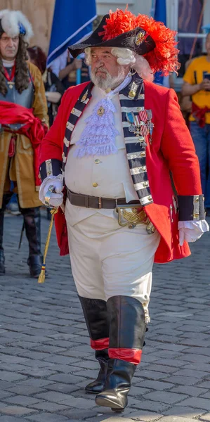 Timisoara, Romanya-Mayıs 12, 2018: sokakta yürüyen Ortaçağ askeri komutan. City Hall kale Eugene Savoy girmesinden beri 300 yıl kutlamak için Timisoara tarafından organize göster