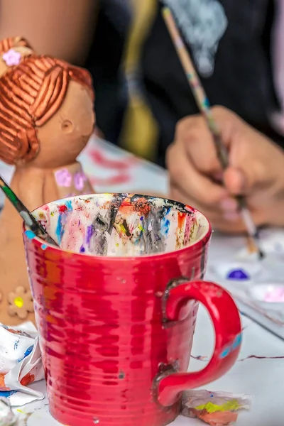 Mała Dziewczynka Która Maluje Ceramiczne Śmieszne Przedmioty Warsztaty Organizowane Przez — Zdjęcie stockowe