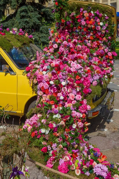 ティミショアラ ルーマニア 2018 市庁舎主催 花の祭典 際に勝利広場に古い車の美しい花飾り — ストック写真