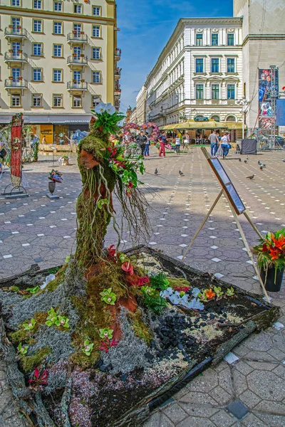 ティミショアラ ルーマニア 2018 美しい通り花飾り勝利の広場の つの人間の形を象徴します 市庁舎主催フラワーフェスティバル — ストック写真