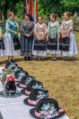 Timisoara, Romanya - 10 Haziran 2018: Banat, dan Alman kadın etnik geleneksel kostümleri bekle / erkeği davet ve Halk Festivali 