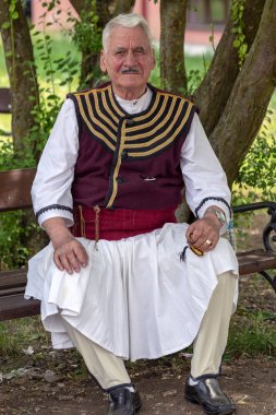 Timisoara, Romanya - 10 Haziran 2018: Makedon yaşlı adamdan etnik Banat, geleneksel kostüm, Fuarı'nda Halk Festivali 