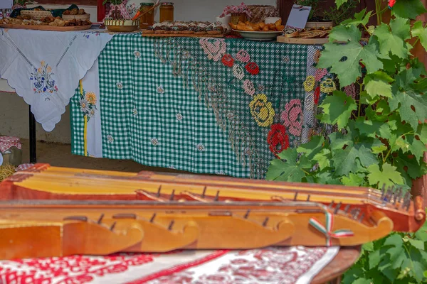 Tradycyjne Węgierskie Obiekty Wystawione Jeden Ganek Domu Tej Samej Grupy — Zdjęcie stockowe