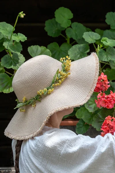 Mulher Com Chapéu Palha Fundo Flor — Fotografia de Stock