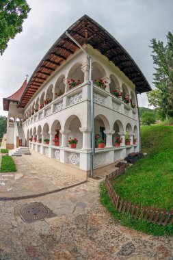Prislop, Romanya - 14 Haziran 2018: Prislop Manastırı, Romanya için adanmış alanı içinde nerede baba Arsenie Boca mezardır. On altıncı yüzyıldan kalma Kilise.