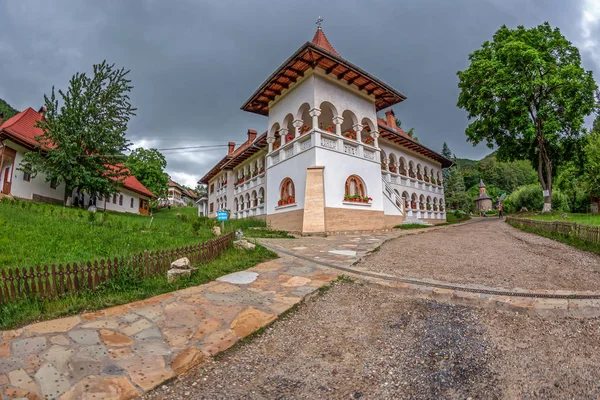 Prislop, Romanya - 14 Haziran 2018: Prislop Manastırı, Romanya için adanmış alanı içinde nerede baba Arsenie Boca mezardır. On altıncı yüzyıldan kalma Kilise.