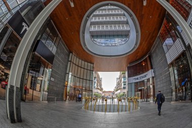 Milan, İtalya-Haziran 22, 2018: fütüristik mimarisi ve heykeller ile sembolik trompet, Alberto Garutti içinde kare Gae Aulenti, Porta Nuova finans bölgesine, Porta Garibaldi tarafından sanatsal yükleme