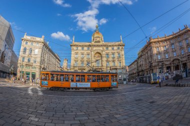 Milan, İtalya - 22 Haziran 2018: Retro turuncu tramvay yolcu Milan sokakta akşam ışık ile. Şehrin sembolü, geleneksel Atm sınıfı 1500 1927 yılından kullanılan tramvaylar serisidir.