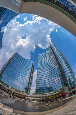 Milan, İtalya-Temmuz 22, 2018:Wide açılı görünüş Gae Aulenti Square yeni Finans Merkezi, Porta Garibaldi, gökdelenlerin Unicredit Bank Kulesi İtalya Cesar Pelli tarafından en yüksek gökdelen