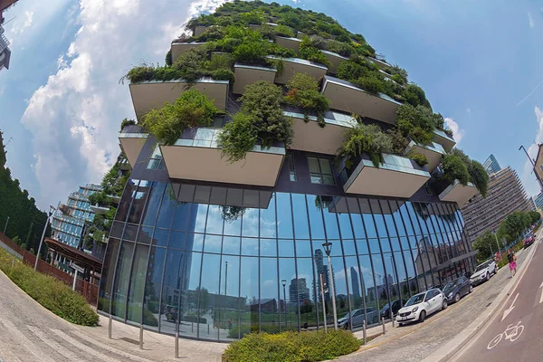 Milan, İtalya - 22 Haziran 2018: Bosco Verticale, bitkilerin fazla 1.000 numuneler yetişen ekolojik konut. Dikey orman veya dikey bahçeleri daire onun bulunduğu Porto Nuova içinde
