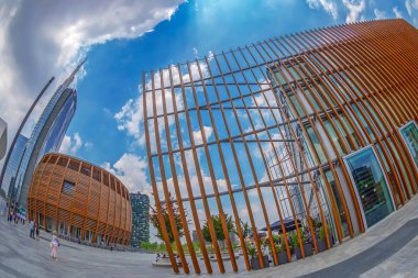 Milan, İtalya-Temmuz 22, 2018:Unicredit Pavilion Michele De Lucchi tarafından tasarlanmış. Unicredit banka kulesi İtalya Cesar Pelli.Gae Aulenti kare, Porta Garibaldi, finans bölgesi tarafından için en yüksek gökdelen
