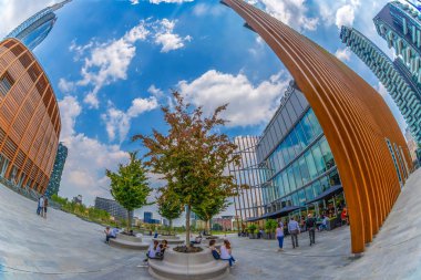 Milan, İtalya - 22 Temmuz 2018: futuristik Unicredit Pavilion tasarlanmış Michele De Lucchi, Unicredit Bank Kulesi ve Porta Nuova binalardan tarafından. Gae Aulenti square, Porta Garibaldi, finans bölgesi.