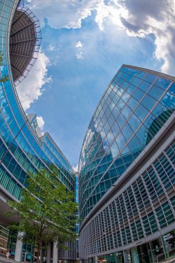 Milan, İtalya - 22 Haziran 2018. Lombardy bölge hükümeti sarayın fütüristik mimarisi ile geniş açılı görünüş.