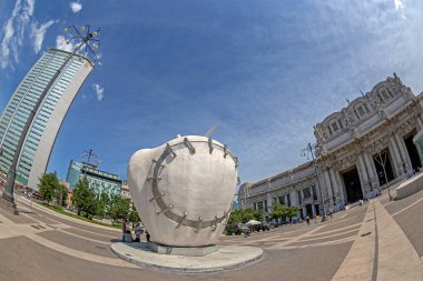 Milan, İtalya - 22 Haziran 2018: anıtsal heykel,, Reintegrated Apple 