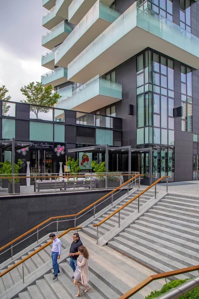 Milan, İtalya - 22 Temmuz 2018: Futuristik gökdelen Porta Nuova bölgesinde mesire Varesine, Piazza Lina Bo Bardi ve Gae Aulenti square, Porta Garibaldi, finans bölgesi arasında.