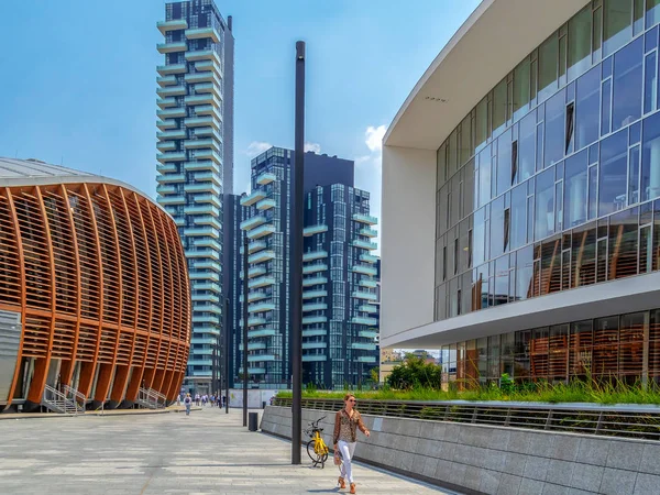 Milan, İtalya - 22 Temmuz 2018: Futuristik Unicredit Pavilion Michele De Lucchi ve Porta Nuova binalardan tarafından tasarlanmış. Gae Aulenti square, Porta Garibaldi, finans bölgesi.