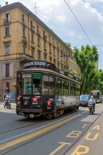 Milán Italia Junio 2018 Tranvía Negro Retro Con Pasajeros Calle — Foto de Stock