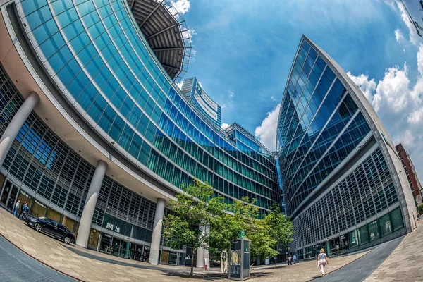 Milan, İtalya - 22 Haziran 2018. Lombardy bölge hükümeti sarayın fütüristik mimarisi ile geniş açılı görünüş.