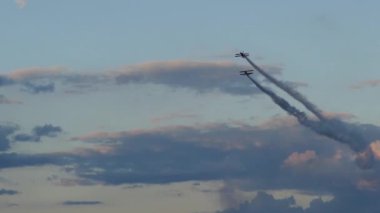 Timisoara, Romanya - 23 Haziran 2018: Vintage uçak gösterileri Timisoara uluslararası havaalanından tarafından düzenlenen bir hava gösterisi yapıyor. 4 k görüntüleri.
