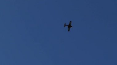 Timisoara, Romanya - 23 Haziran 2018: Vintage uçak gösterileri Timisoara uluslararası havaalanından tarafından düzenlenen bir hava gösterisi yapıyor. 4 k görüntüleri.