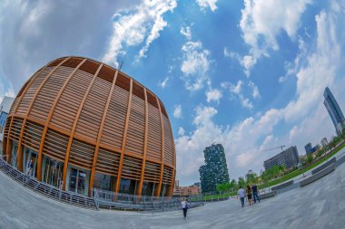 Milan, İtalya - 22 Haziran 2018: Futuristik Unicredit Pavilion Michele De Lucchi, Bosco Verticale ve Porta Nuova binalardan tarafından tasarlanmış. Gae Aulenti square, Porta Garibaldi, finans bölgesi.