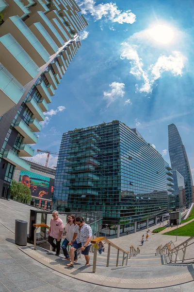 Milan, İtalya - 22 Haziran 2018: Futuristik gökdelen mesire Varesine ve Gae Aulenti square, Porta Garibaldi, finans bölgesine yakınındaki Piazza Lina Bo Bardi Porta Nuova bölgesinde.