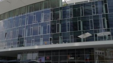 Milan, İtalya - 22 Haziran 2018: Gae Aulenti square, Porta Garibaldi, Porta Nuova bölgesinde, finans bölgesine yeni fütüristik mimarisi binaların görünümünü.