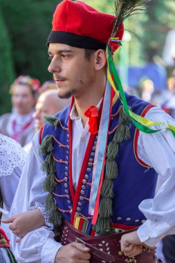 Romanya, Timisoara - 6 Temmuz 2017: Geleneksel kostüm, Genç adam--dan Polonez ya mevcut Uluslararası Halk Festivali 