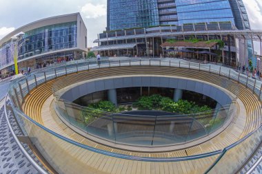 Milan, İtalya - 22 Temmuz 2018: Geniş açılı görünüş Gae Aulenti square, Porta Garibaldi, Porta Nuova bölgesinde, finans bölgesi fütüristik mimarisi yeni binaların.