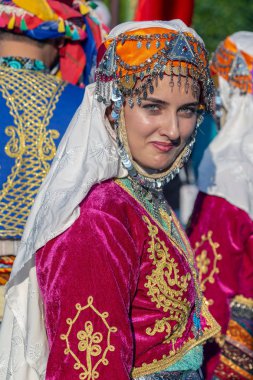 Romanya, Timisoara - 5 Temmuz 2018: Türkiye'den genç kadın geleneksel kostüm, mevcut Uluslararası Halk Festivali 