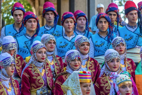 罗马尼亚 蒂米什瓦拉 62017 小组年轻舞蹈家从土耳其在传统服装礼物在国际民间节日国际节日心脏组织由市政厅蒂米什瓦拉 — 图库照片