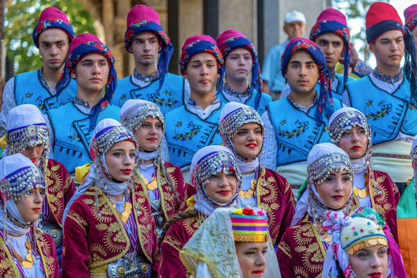 Румыния, ТИМИСОАРА-6 июля 2017: Группа молодых танцоров из Турции в традиционном костюме принимает участие в международном фольклорном фестивале "МЕЖДУНАРОДНЫЙ ФЕСТИВАЛ ЗДОРОВ", организованном мэрией Тимишоары
