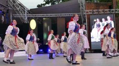 Romanya, Timisoara - 7 Haziran 2018: Geleneksel kostüm, Slovakça dansçılar gerçekleştirmek halk dansları 