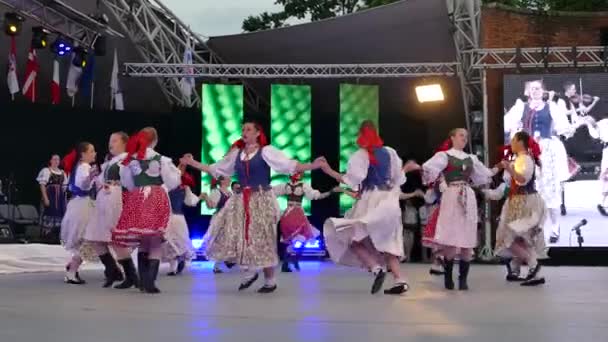 罗马尼亚 蒂米什瓦拉 2018年6月7日 斯洛伐克舞者身着传统服装 在大会堂举办的 国际红心节 期间进行民间舞蹈蒂米什瓦拉 — 图库视频影像