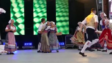 Romanya, Timisoara - 7 Temmuz 2018: Geleneksel kostüm, İtalyan dansçılar gerçekleştirmek halk dansları 