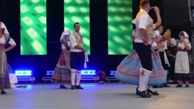Romanya, Timisoara - 7 Temmuz 2018: Geleneksel kostüm, İtalyan dansçılar gerçekleştirmek halk dansları 