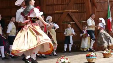 Romanya, Timisoara - 8 Temmuz 2018: Geleneksel kostüm, İtalyan dansçılar gerçekleştirmek halk dansları 