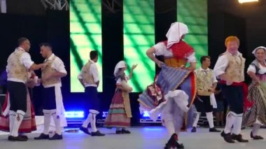 Romanya, Timisoara - 7 Temmuz 2018: Geleneksel kostüm, İtalyan dansçılar gerçekleştirmek halk dansları 