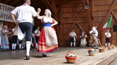 Romanya, Timisoara - 8 Temmuz 2018: Geleneksel kostüm, İtalyan dansçılar gerçekleştirmek halk dansları 