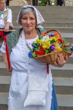 Romanya, Timisoara - 5 Temmuz 2018: Olgun kadından İtalya geleneksel kostüm, mevcut Uluslararası Halk Festivali 