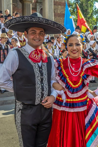 ルーマニア ティミショアラ 2017 現在の国際民俗祭の伝統的な衣装でメキシコからの若いダンサー ハートの国際フェスティバル主催市庁舎ティミショアラ — ストック写真